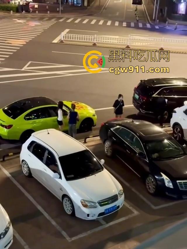 疑是宝马最新配色涂装?福清宝马渣男脚踏多船被发现,多名女友上门给其车改装,还别说这配色还行!-2