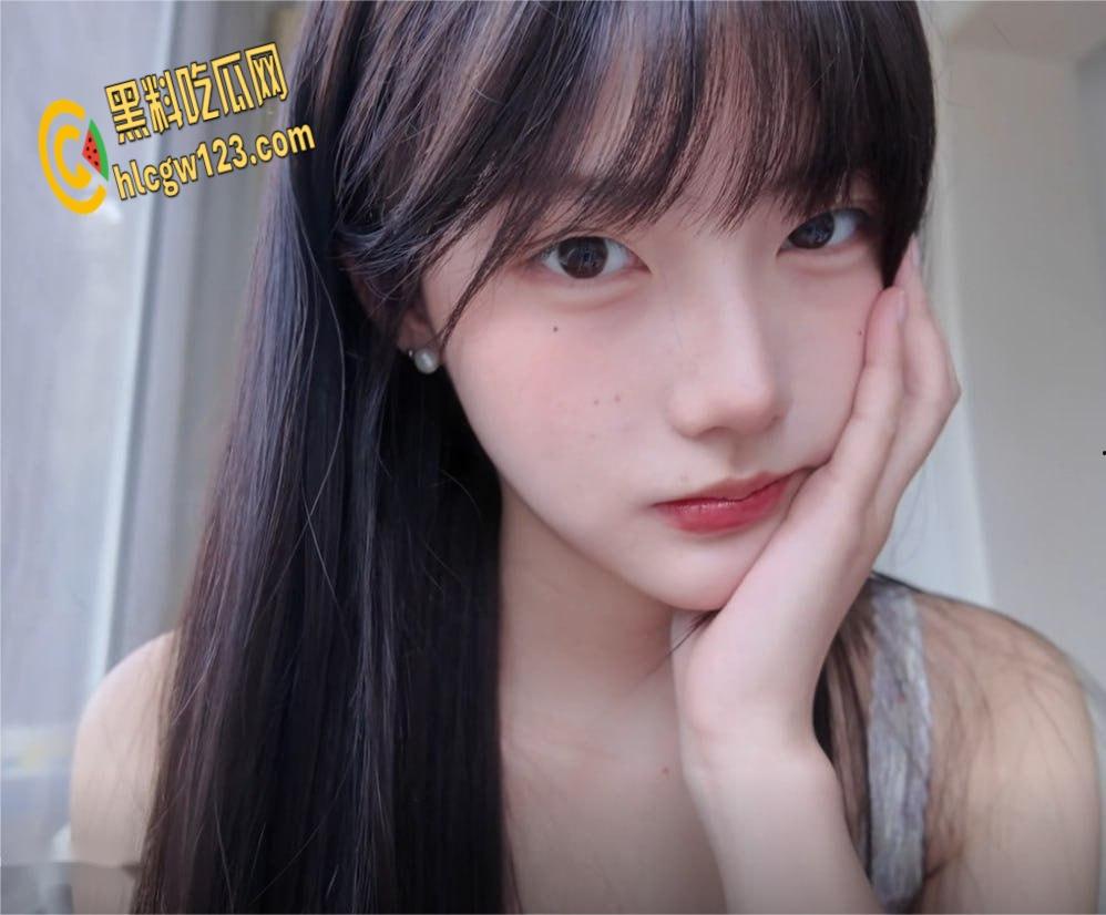 抖音70万粉网红【一只香】福利泄密， 清纯少女大长腿小蜜臀 ，情趣装秀奶子蛮腰太勾人!-2