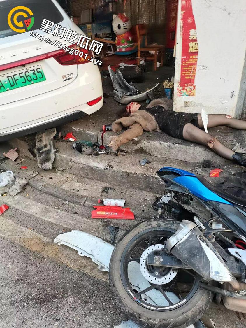 湖北美术学院情侣骑摩托 与网约车发生口角被撞倒2死1伤  可惜了这双黑丝美腿了 现场画面流出-2