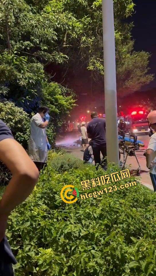 女骑电摩骑出火力全开模式，车子骑着骑着自燃直接把裤子烧没了，当场草地打滚成辣妹火焰鸡！-2