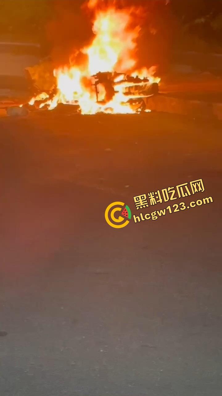 女骑电摩骑出火力全开模式，车子骑着骑着自燃直接把裤子烧没了，当场草地打滚成辣妹火焰鸡！-6