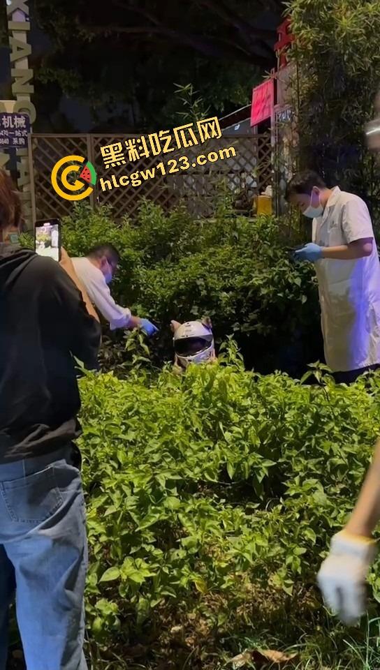 女骑电摩骑出火力全开模式，车子骑着骑着自燃直接把裤子烧没了，当场草地打滚成辣妹火焰鸡！-9