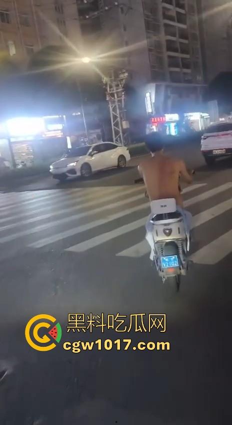 这难道又是主人的新任务吗？男子全身赤裸淡定开电瓶，横穿闹市区丝毫不慌，不是哥真这么猛啊！-2