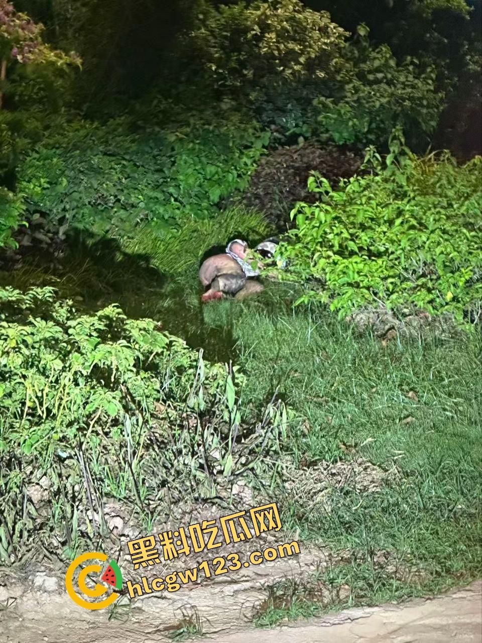 女骑电摩骑出火力全开模式，车子骑着骑着自燃直接把裤子烧没了，当场草地打滚成辣妹火焰鸡！-13