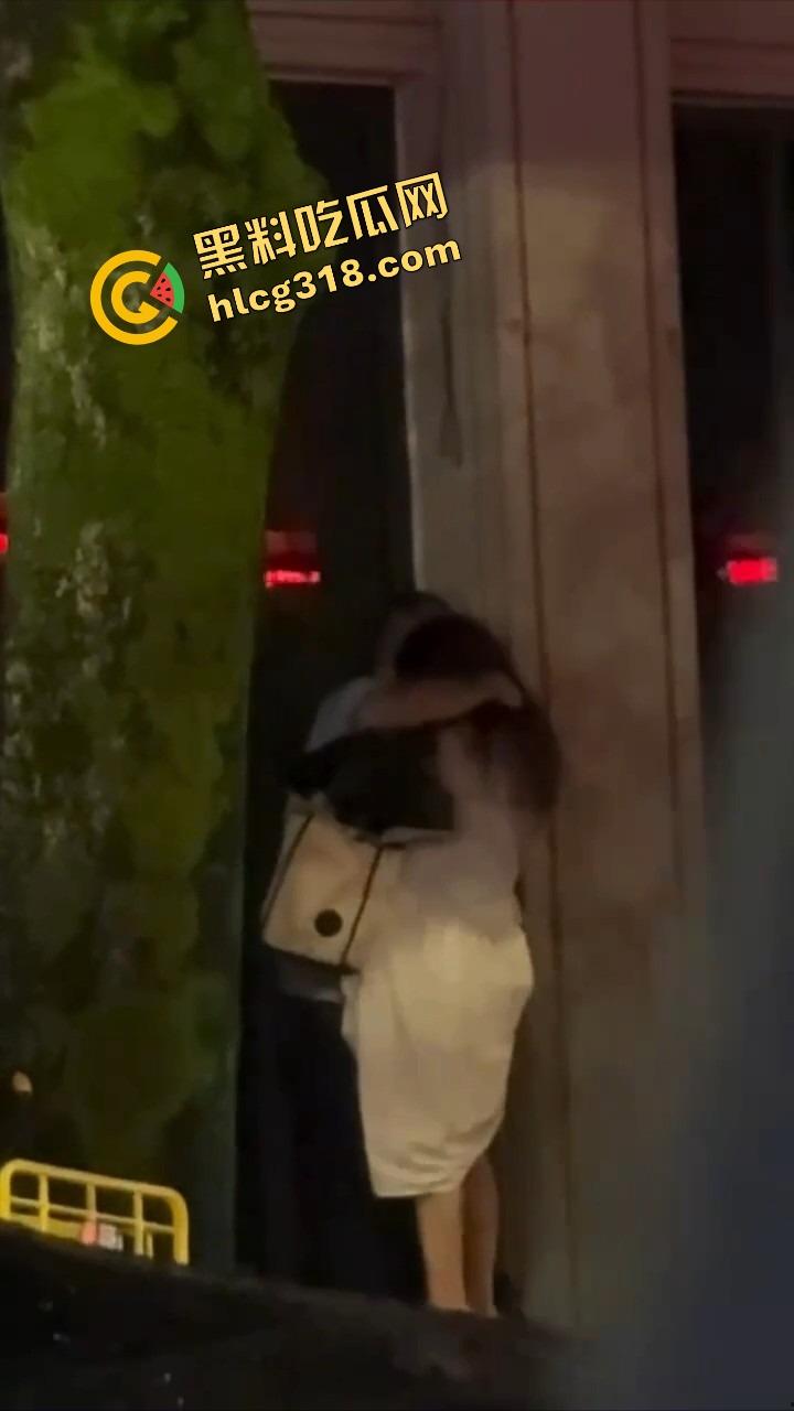 最美不是下雨天,是你在雨中掀开我裙子的那双手!车窗蒙雾,霸道总裁路边抠逼,小情侣偷拍还点评动作细节!-6