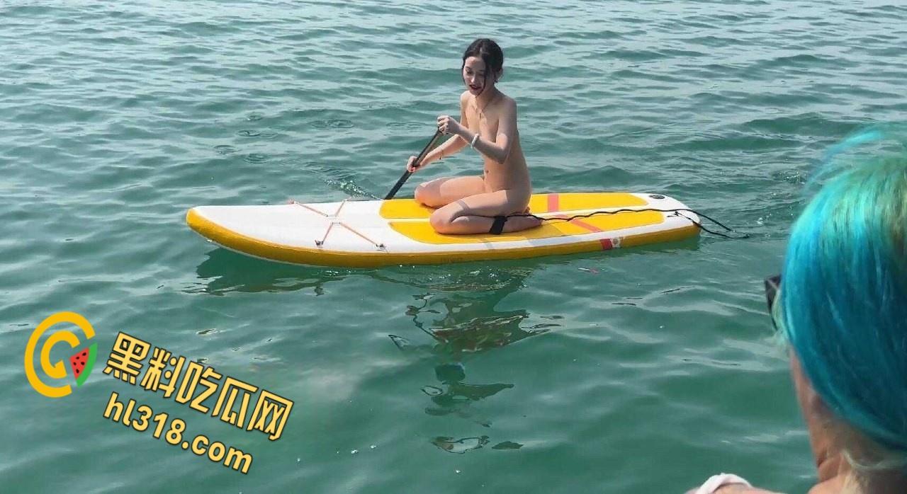 天气太热一道亮丽的风景线,极品气质美女裸体划船出游,给骚逼散散味,清凉一夏!-3