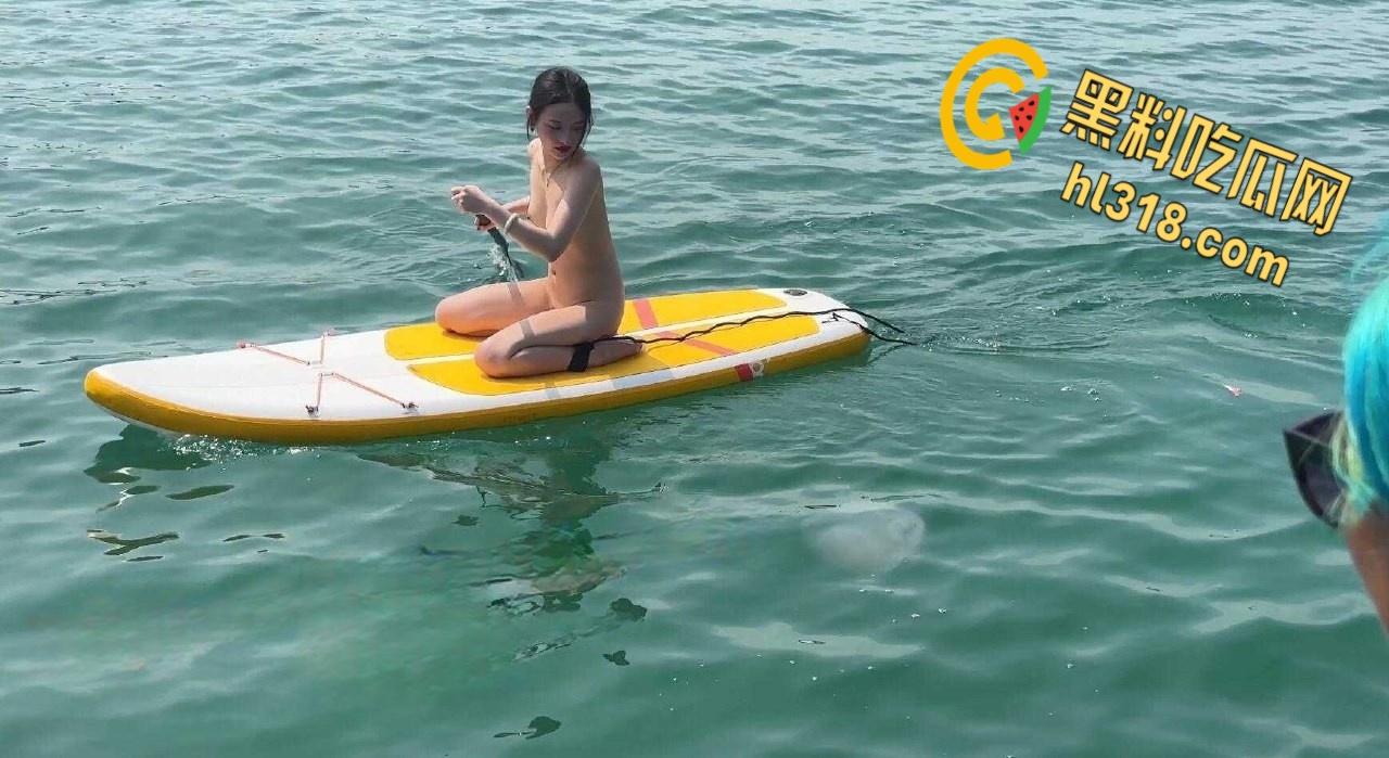 天气太热一道亮丽的风景线,极品气质美女裸体划船出游,给骚逼散散味,清凉一夏!-4