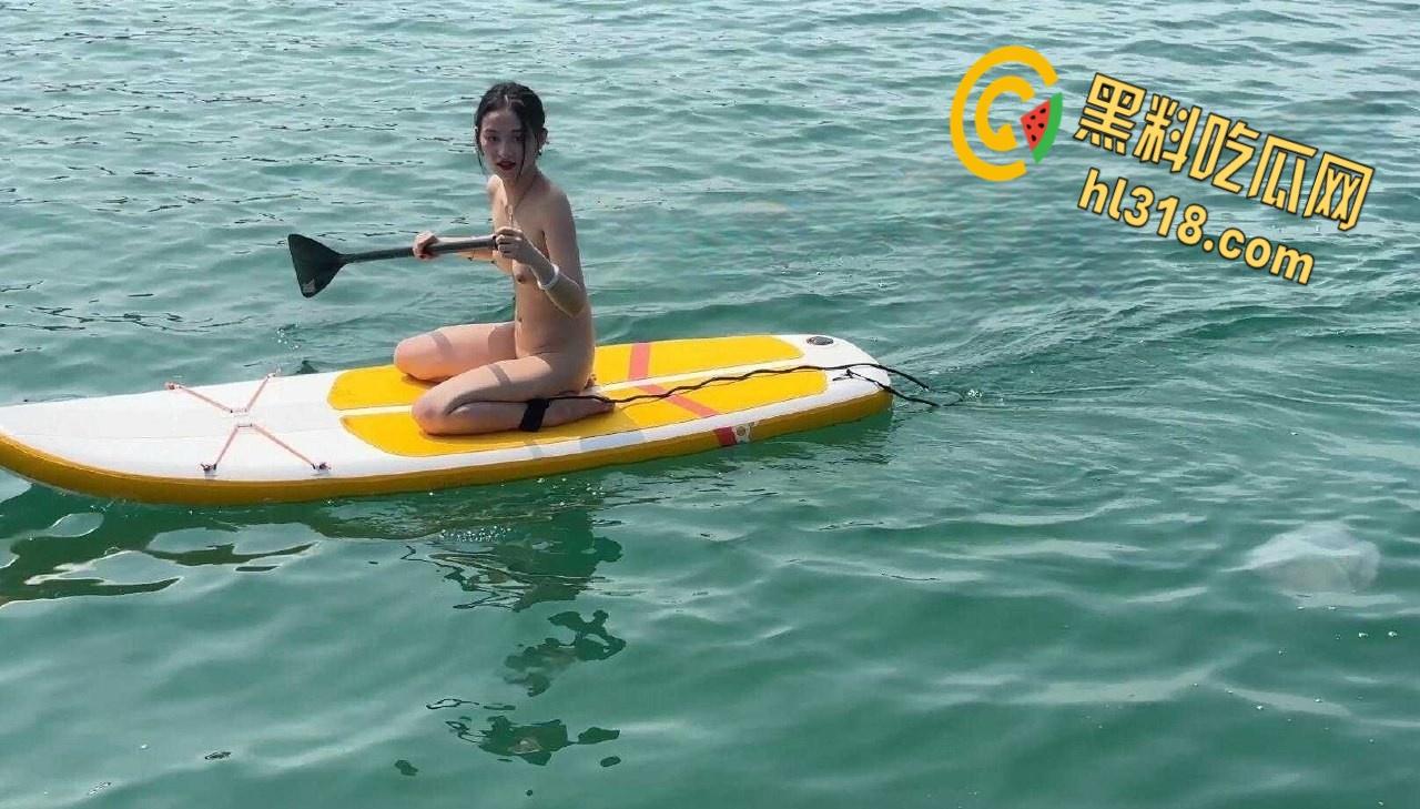 天气太热一道亮丽的风景线,极品气质美女裸体划船出游,给骚逼散散味,清凉一夏!-7