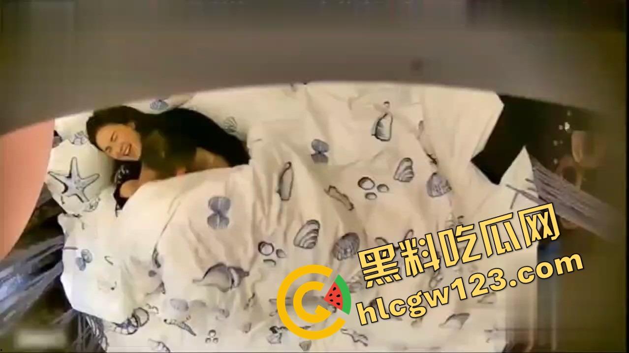 民宿开房无套爆操啪啪啪啪正激烈,换姿势换到发现针孔摄像头,女的还没高潮,摄像头先翻车!-7