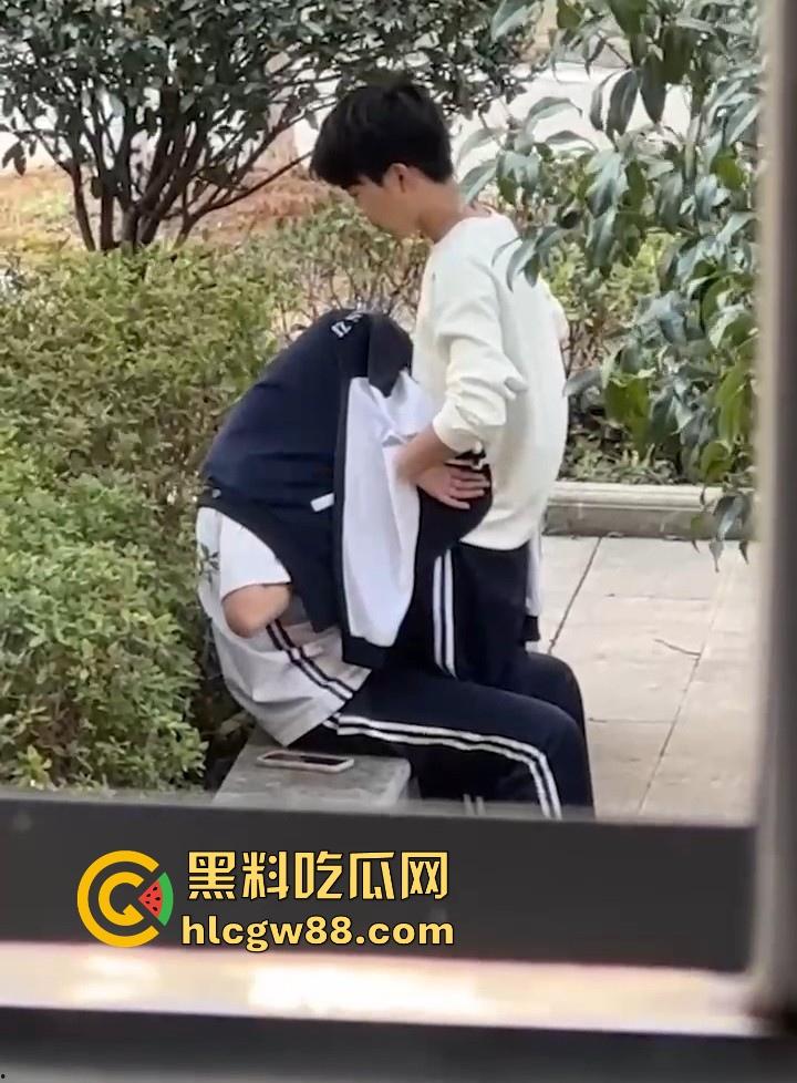 南京第三中学逆天小情侣野外做露水夫妻 无视旁人口交舔奶 被偷拍视频流出!-4