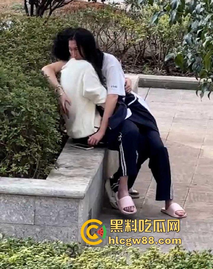 南京第三中学逆天小情侣野外做露水夫妻 无视旁人口交舔奶 被偷拍视频流出!-5