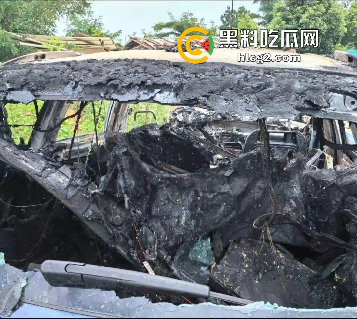 四川成都宝马新能源电车自燃事件!男子超速撞上安全岛 车毁人亡 瞬间火葬当场!-9