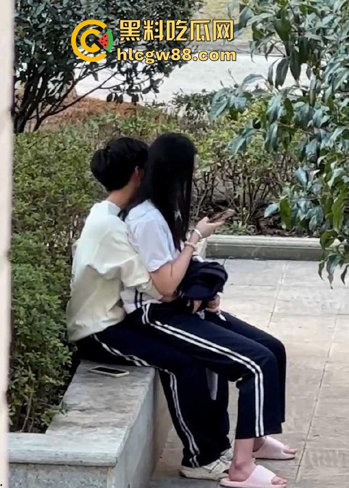 南京第三中学逆天小情侣野外做露水夫妻 无视旁人口交舔奶 被偷拍视频流出!-6