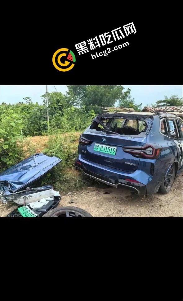 四川成都宝马新能源电车自燃事件!男子超速撞上安全岛 车毁人亡 瞬间火葬当场!-11