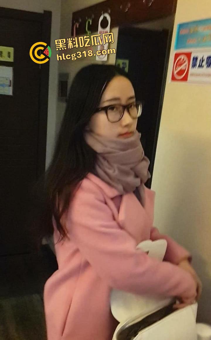 反差婊背男友偷情三星酒店大翻车!口交狂舔肉棒调教全录,对话骚爆绿帽男友崩溃!-1