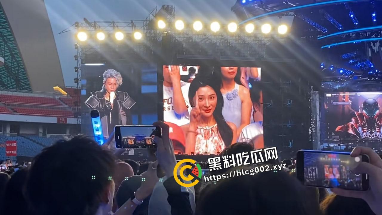薛之谦重庆演唱会再现顶级沸羊羊!女生当众否认男生陪同 抖音号小五仁涨粉二十万 微信被爆出 真叫她玩明白了-4
