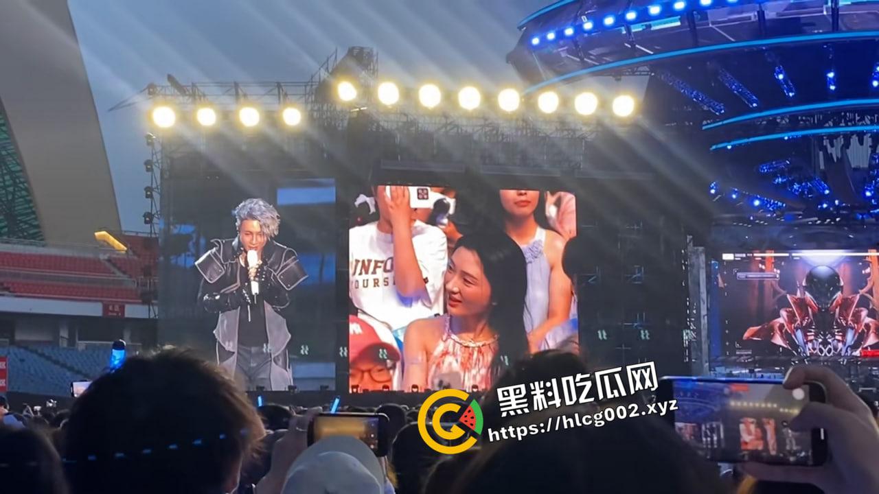 薛之谦重庆演唱会再现顶级沸羊羊!女生当众否认男生陪同 抖音号小五仁涨粉二十万 微信被爆出 真叫她玩明白了-5