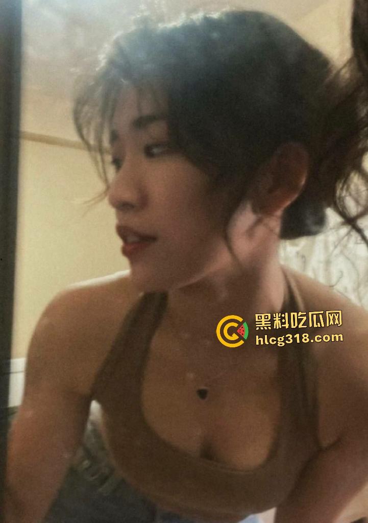 四川成都高中生【蒋佳佳】被调教穿情趣制服!生活照苗条,床上却是巨乳丰满身材!-1