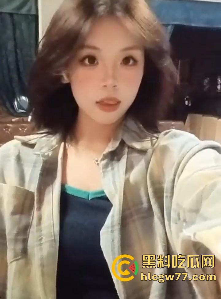 广东肇庆华商学院骚母狗【严宇淇】出轨炮友 前男友将其大量私照泄露，清纯学妹背地竟是鸡巴套子-1