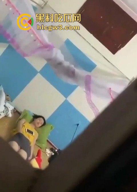 学姐宿舍变成人间春宫, 抠逼自慰闭眼幻想被猛操,高潮抽搐喷汁,偷拍视频直冲你的G点!-2