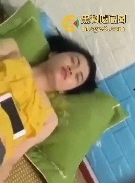 学姐宿舍变成人间春宫, 抠逼自慰闭眼幻想被猛操,高潮抽搐喷汁,偷拍视频直冲你的G点!-8