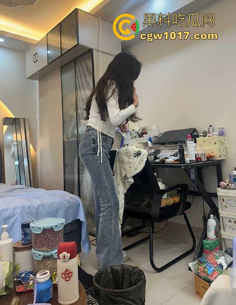 泡良大神【弥川】国家一级打桩运动员约操高颜女主播，翘臀尤物含住肉棒猛吸不放，穿蝴蝶开档淫裤，被无套狂猛打桩！-3