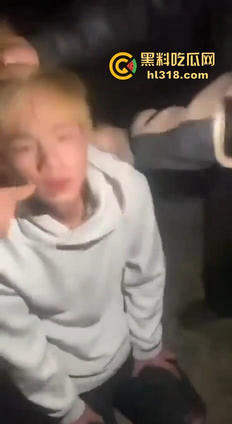 甘肃省定西市岷县多人群殴霸凌视频曝光， 逼其口含避孕套吹泡泡，还像狗一样爬，边爬边殴打！-2