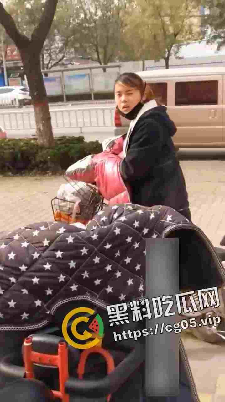 绝世老六！偷拍少妇上厕所 还要等别人出来跟别人说你的逼真黑-5