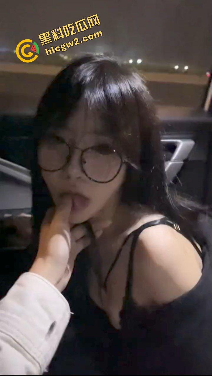 重庆清纯眼镜妹反差骚婊『孟嘉艺』滴滴司机面前露出调教！出租车变淫乱现场！独家流出！-3