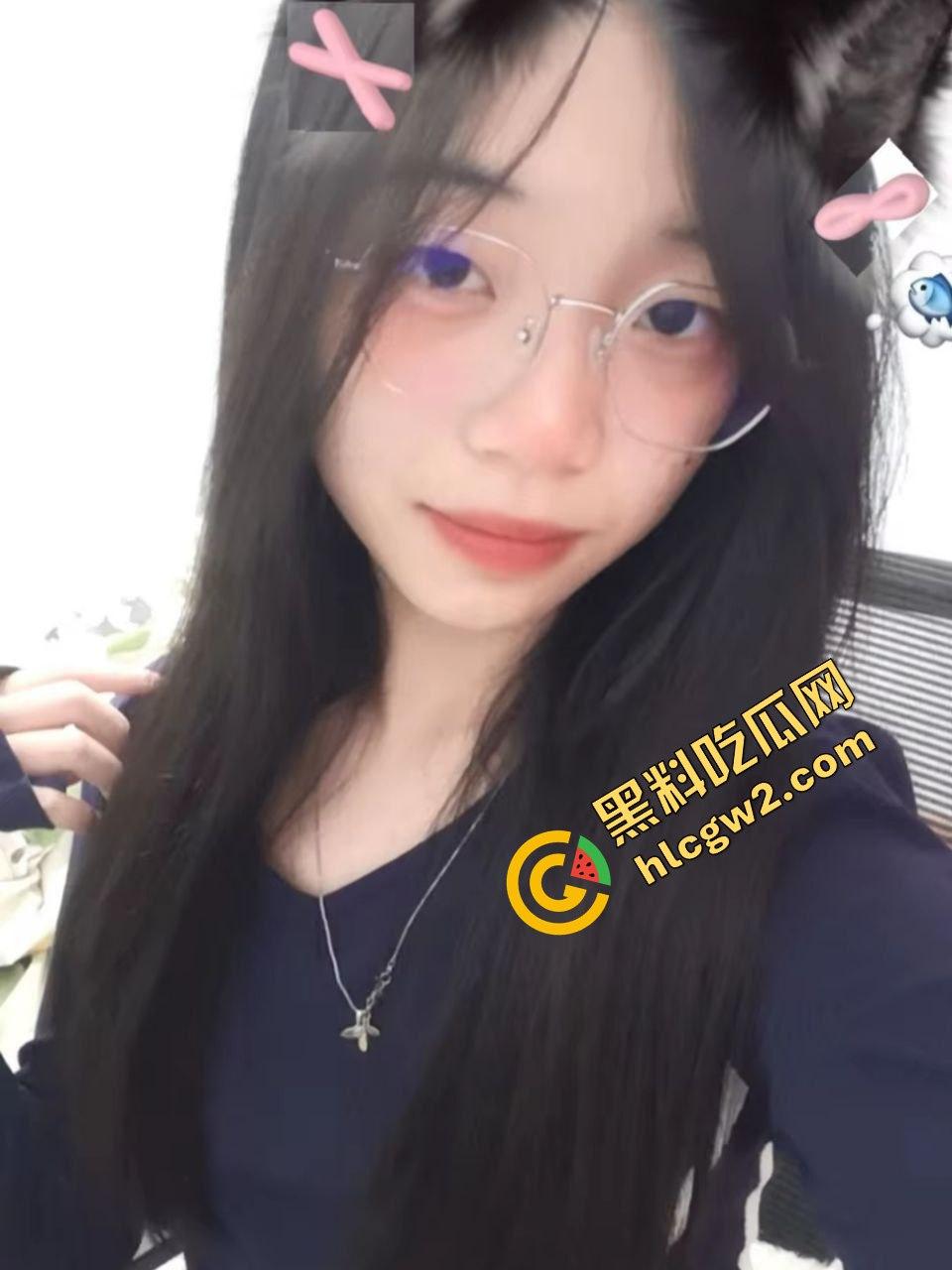 重庆清纯眼镜妹反差骚婊『孟嘉艺』滴滴司机面前露出调教！出租车变淫乱现场！独家流出！-4