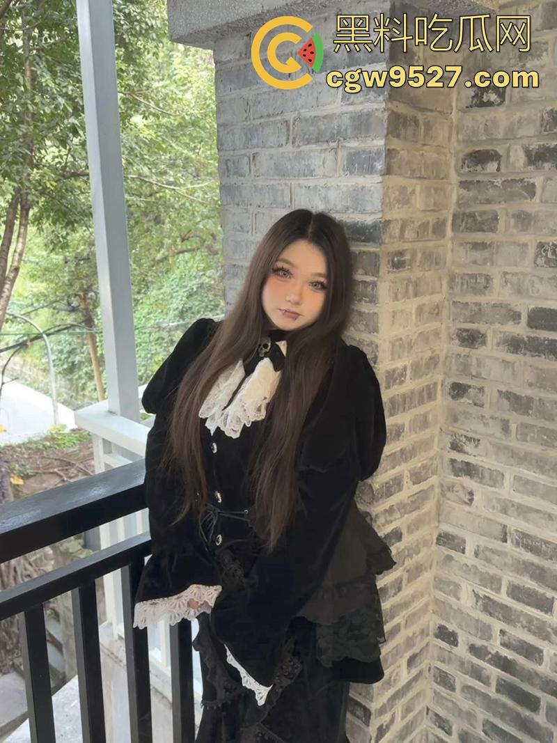 摄影师大神投稿，漫展认识的微胖女神，身材高挑丰乳肥臀，穿上诱人丝袜真是让人欲罢不能！-3