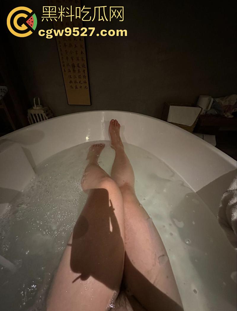 摄影师大神投稿，漫展认识的微胖女神，身材高挑丰乳肥臀，穿上诱人丝袜真是让人欲罢不能！-4