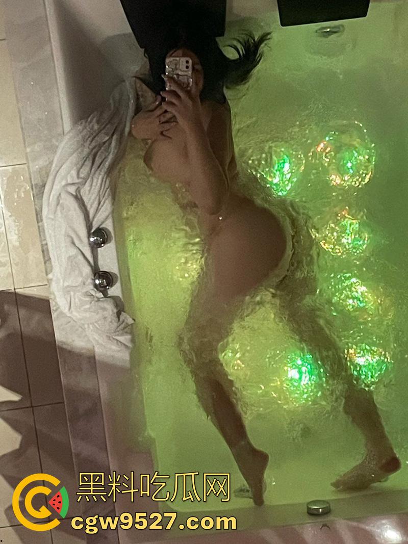 摄影师大神投稿，漫展认识的微胖女神，身材高挑丰乳肥臀，穿上诱人丝袜真是让人欲罢不能！-9