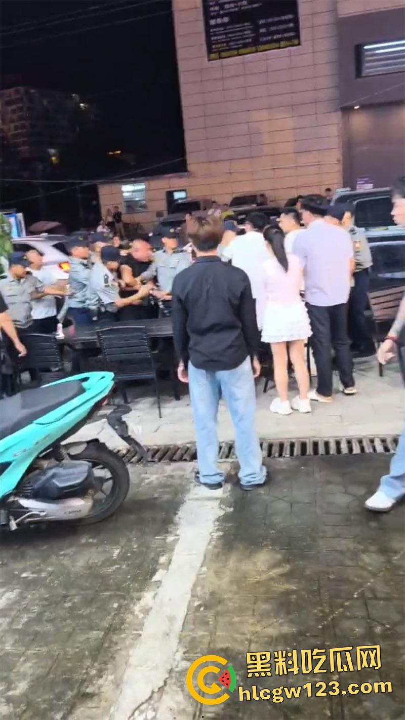 缅甸勐拉抓捕电诈大哥，直接叫来兄弟和警察对峙，无奈只能呼叫增援，现场实拍画面流出！-7