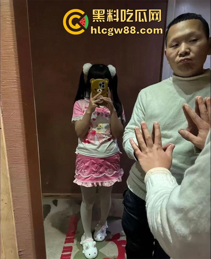 抖音萝莉【文子】惨被猥琐男背刺,没钱买衣服却贷款嫖娼,鸡店赖账被偷拍,避孕套先用后付用完还想退?-2