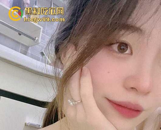 广州大学广告设计的22岁反差学妹【安雯婧】露出私拍福利流出，小穴高清特写，多少舔狗心里的梦中女神！-1