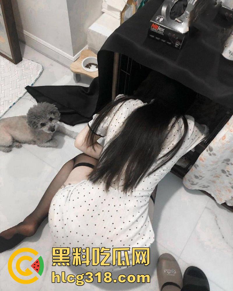 超刺激母子乱伦,趁老爸在睡午觉,厨房后入极品身材骚妈,一路操到房间门口,监视爸爸乱伦爆操!-1