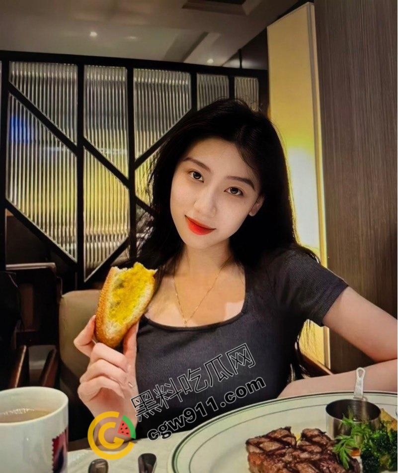 景德镇女神【刘晓丽】约炮激情流出!黑色情趣套装暴露完美身材,乳波臀浪妖娆至极!-1