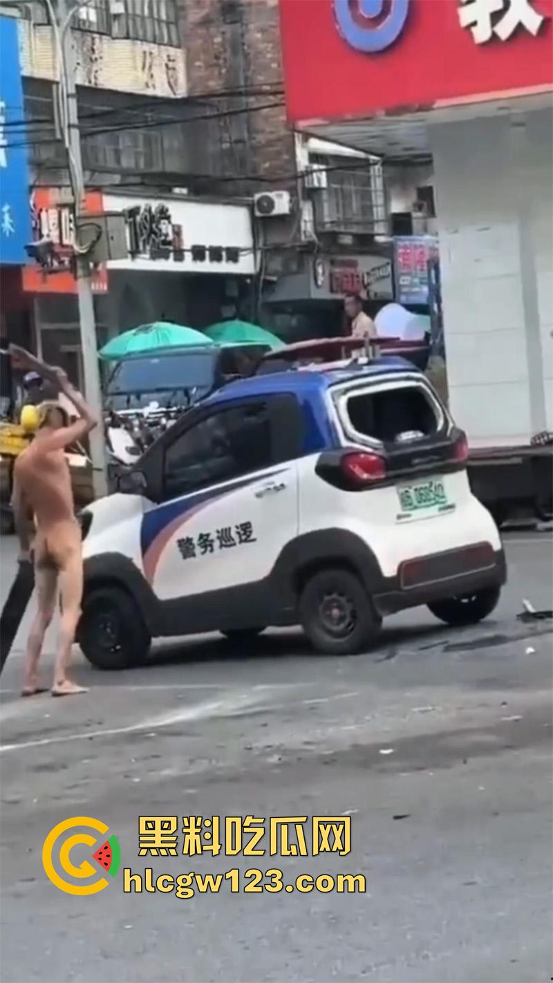 广西柳州惊现裸男，小黄毛疑似吸毒，大热天赤裸全身裸奔，到处砸车打人，被警察当场逮捕！-4