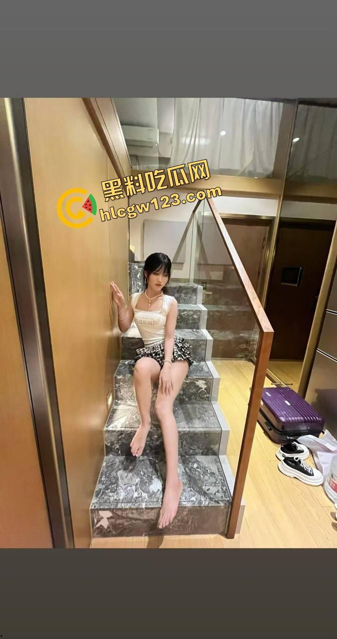 绿帽博主玩疯了，情侣调教日记曝光，清纯洛丽塔女友变性奴深喉足交榨精，男友看女友被轮操！-3