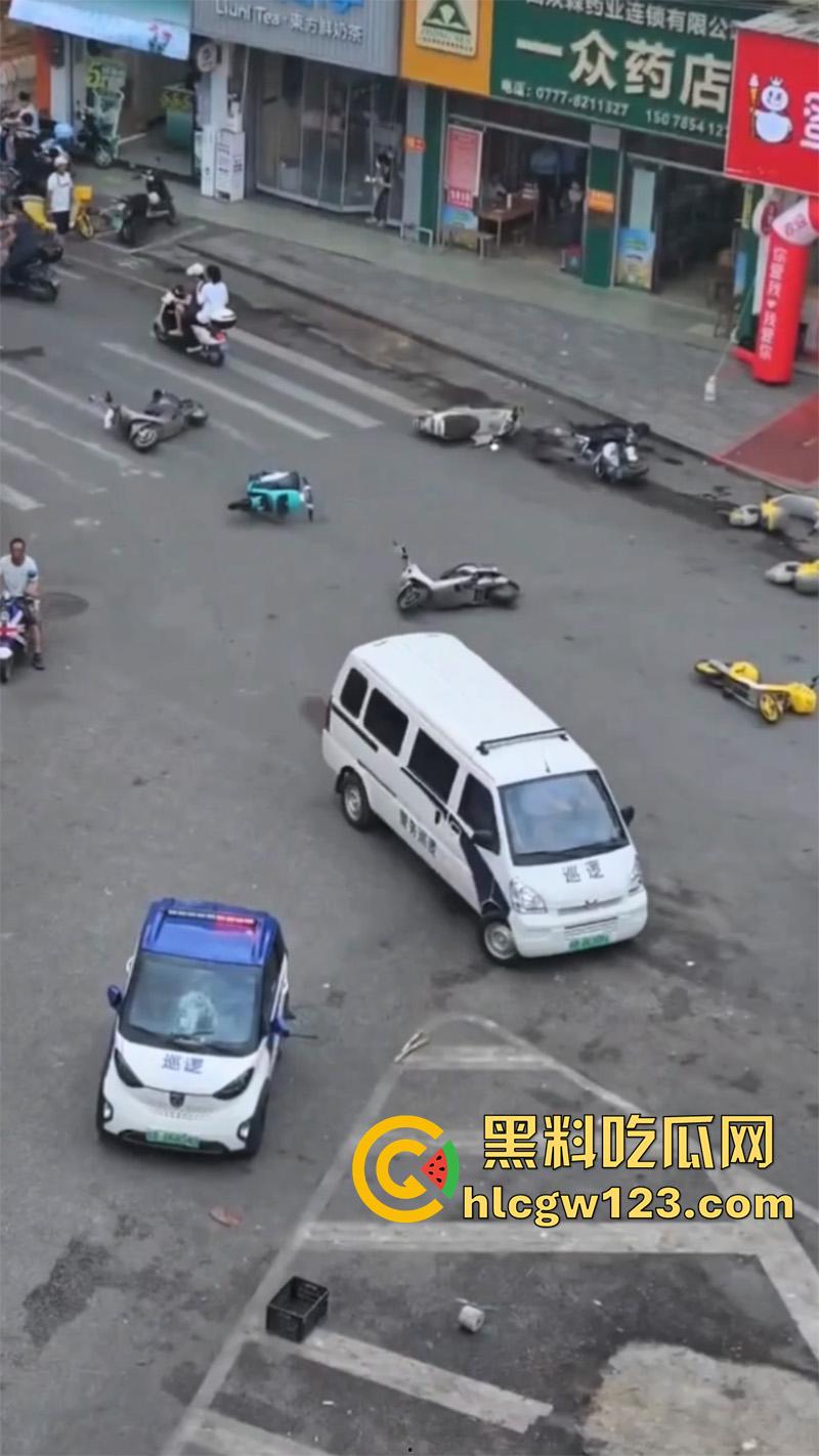 广西柳州惊现裸男，小黄毛疑似吸毒，大热天赤裸全身裸奔，到处砸车打人，被警察当场逮捕！-7