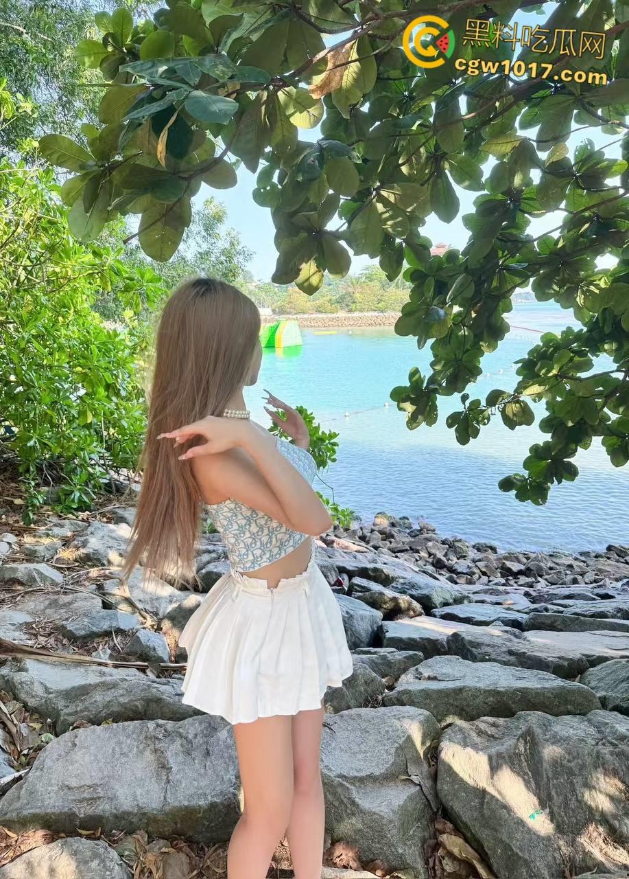 清纯小美女【沈佳惠】蕾丝制服，完美颜值肤白如雪，床上骚浪口交肉棒，女上骑乘翘臀摇曳，无套狂插精液射嘴！-3