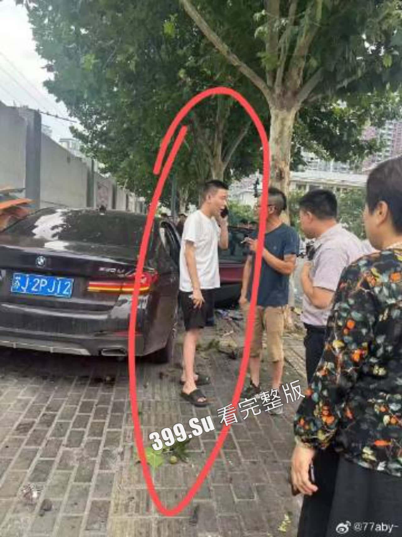 7.13盐城 文泽府邸小区 宝马车主 吸加料电子烟上头  连闯红灯朝人堆里撞  下车仍淡定打电话  现场视频惨烈-1