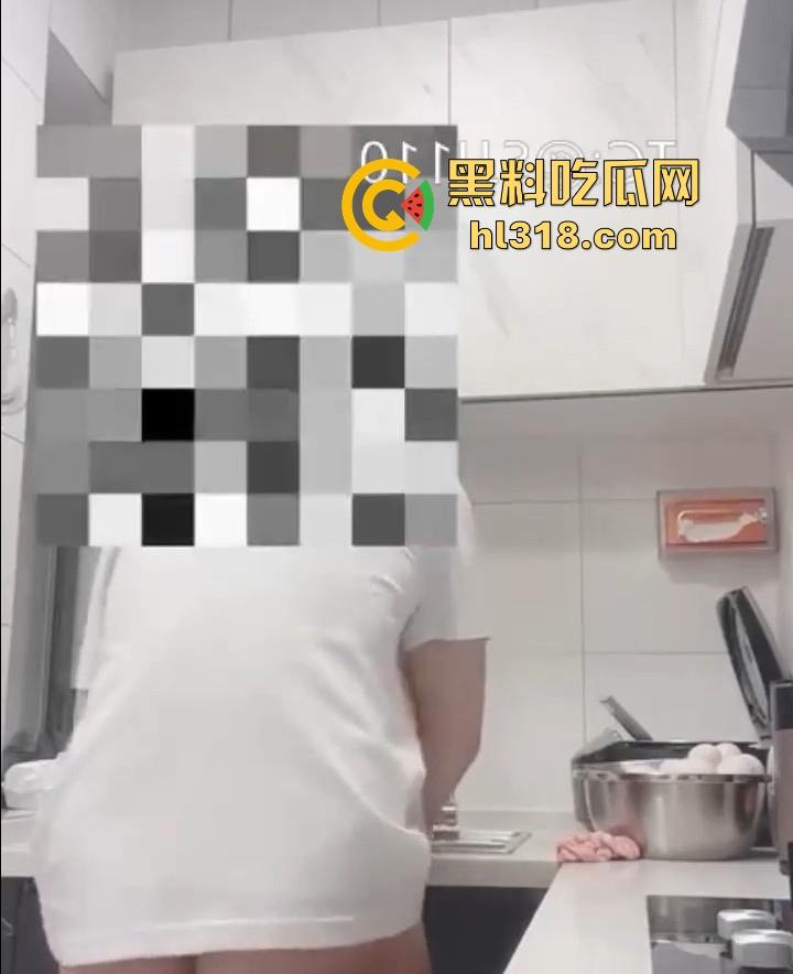 海角乱伦,趁大哥不在家硬上刚健完身的嫂子,厨房无套后入,激情打桩,无毛白虎太极品了!-3