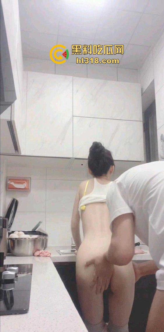 海角乱伦,趁大哥不在家硬上刚健完身的嫂子,厨房无套后入,激情打桩,无毛白虎太极品了!-5