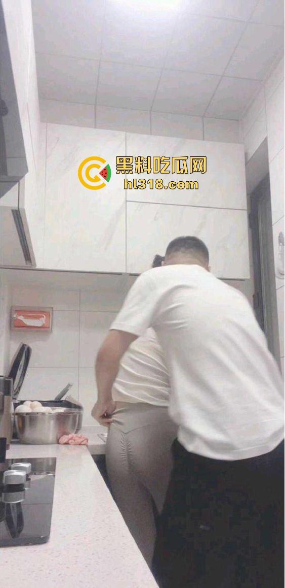 海角乱伦,趁大哥不在家硬上刚健完身的嫂子,厨房无套后入,激情打桩,无毛白虎太极品了!-6