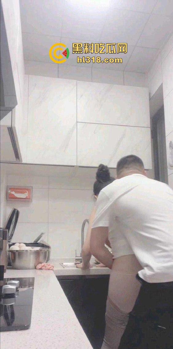 海角乱伦,趁大哥不在家硬上刚健完身的嫂子,厨房无套后入,激情打桩,无毛白虎太极品了!-7
