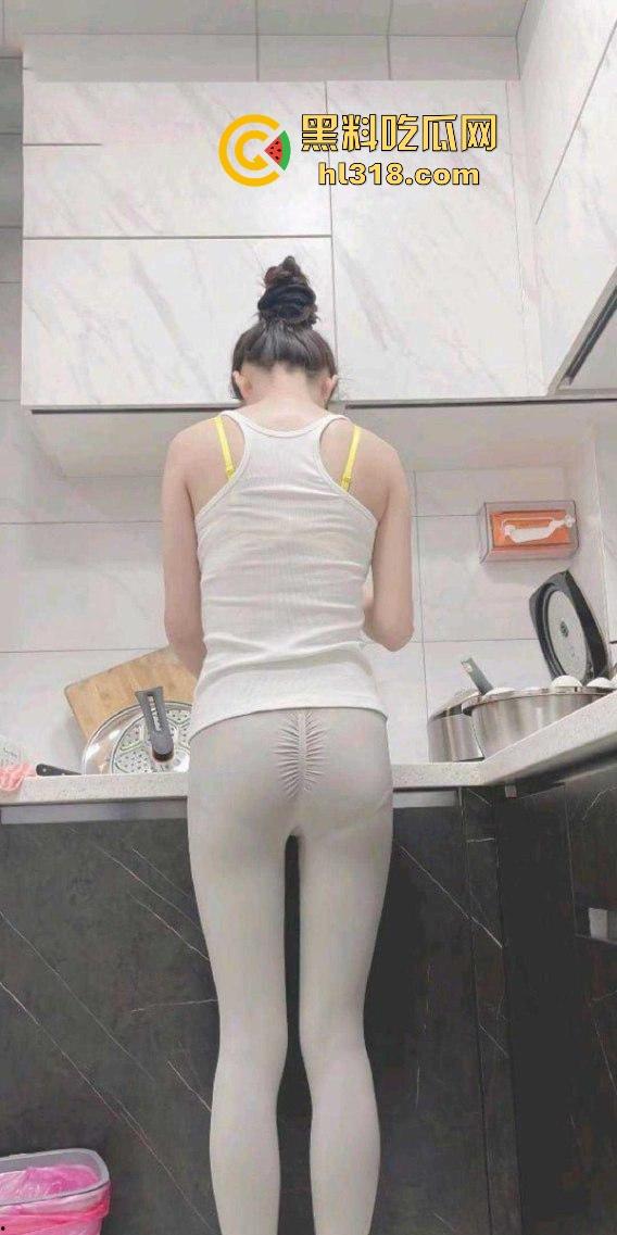 海角乱伦,趁大哥不在家硬上刚健完身的嫂子,厨房无套后入,激情打桩,无毛白虎太极品了!-8