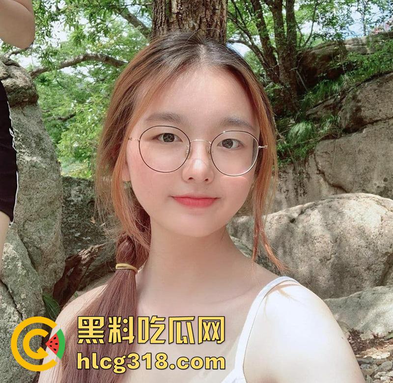 巨乳眼镜妹扣穴扣到喷尿，极品反差眼镜萝莉，身材极品美乳粉嫩，果然带眼镜的最骚 私下太反差了！-2