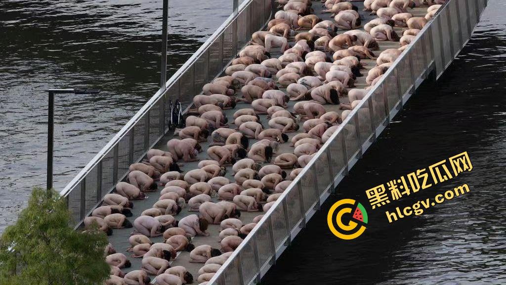 澳大利亚炸裂事件！5000多名全裸男女裸体出行布里斯班故事桥 摆各种姿势 其中一名孕妇自慰自拍泄密 独家流出！-5